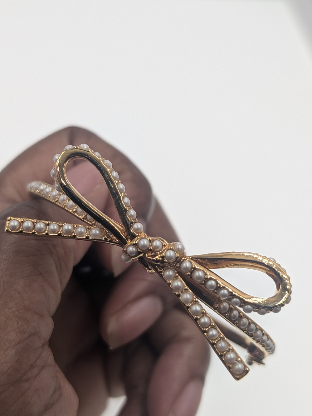 Kate Spade Faux Seed Pearl Ribbon Bow Gold Tone Hinged Bangle Bracelet 0230 - Picture 6 of 10
